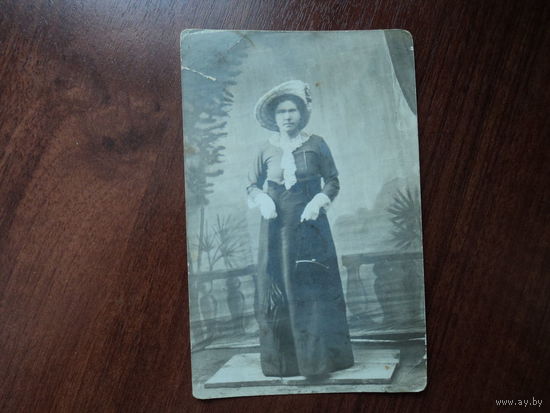 Старое фото,молодая женщина.начало 20-го века