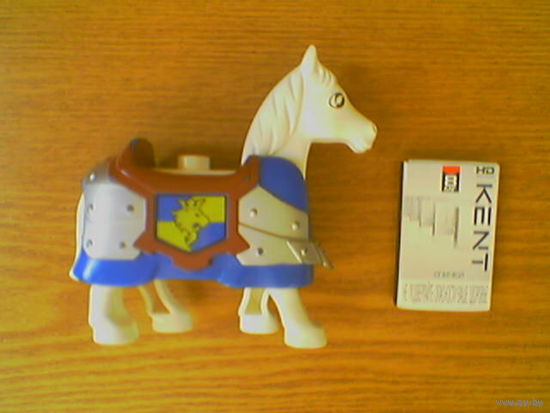 Верный боевой конь с понурой головой. Z LEGO Duplo. Castle. Knight and Squire (Рыцарь и оруженосец). Рыцарьский конь ЛЕГО Дупло 4775 (Duplo Horse with One Stud and Movable Head, Eyes Pattern - White).