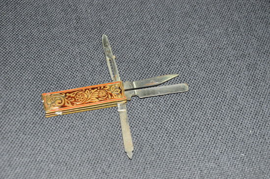 Довольно  тяжёлый и прочный советский наборный  нож-комплект  на  все  случаи  жизни. Латунная  ручка с расписным орнаментом.Латунные  заклёпки.