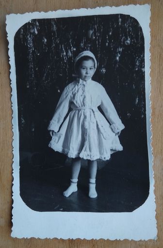 Фото девочки в костюме снегурочки. 1950-60-е  9х12 см