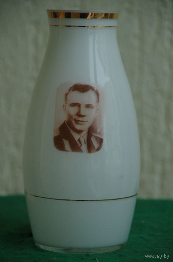 Ваза  " Гагарин "  молочная стекло   21 см  ( целая )