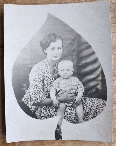 Фото женщины с ребенком. Могилев (?). 1930-е. 8.5х11 см.