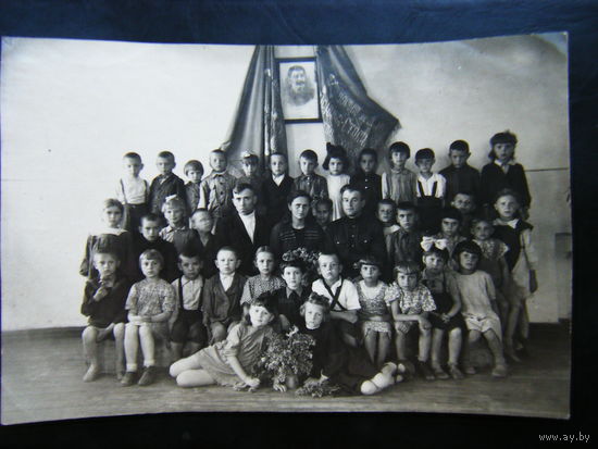 Первоклассники на фоне портрета СТАЛИНА и ЗНАМЁН.