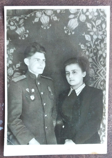 Фото орденоносца-военного с девушкой. Могилев. 8.5х12 см