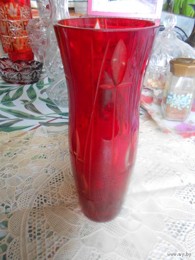 Винтажная ваза из красного стекла..