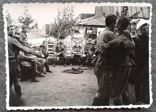 Фото. "Солдаты отдыхают". Конец 1940-начало 50-х. 8х11 см.