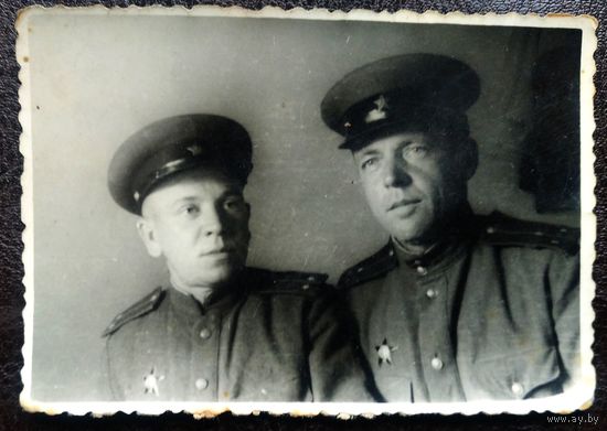 Фото двух военных с орденами. 6х8.5 см.