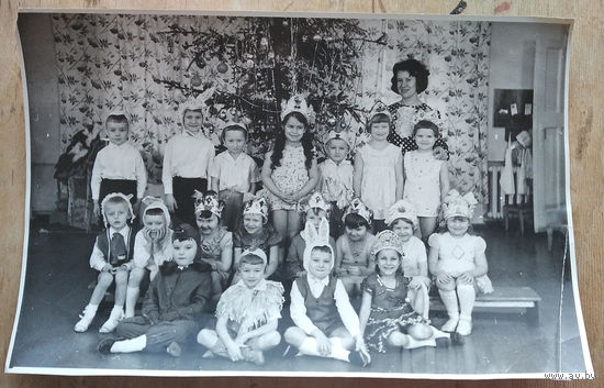 Фото из СССР. В детском садике у новогодней елки. 19х29 см