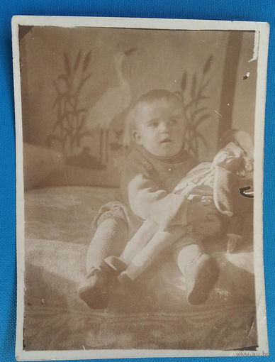 Фото ребенка с куклой. 9х12 см.