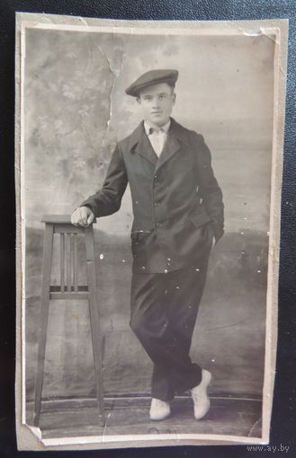 Фото "Молодой человек в белых ботинках", 1937 г., золотой прииск, поселок Незаметный, Якутия