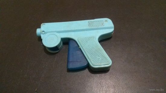 СССР, 60-е годы ХХ века: детская игрушка пистолет (редкий вид даже в те далекие времена)
