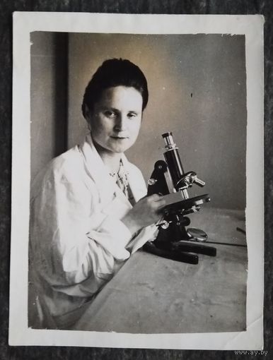 Женщина с микроскопом. Фото 1950-х. 9х12 см.
