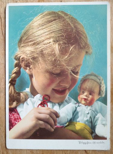 Девочка с куклой. 1950-е. Германия. Чистая.