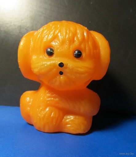 Собачка оранжевая(пластмасса,7см) времён СССР
