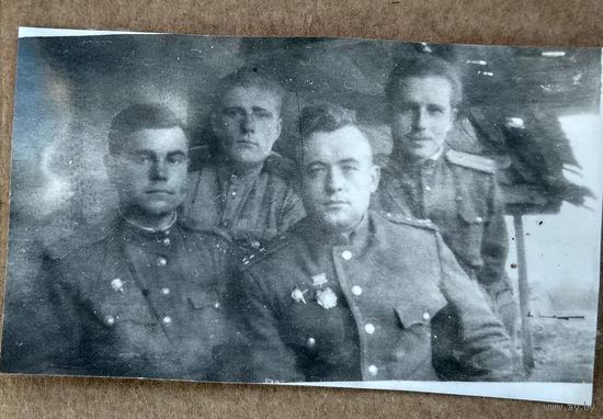 Группа офицеров-зенитчиков. Награды. Фото 1944 г. 5х8 см.