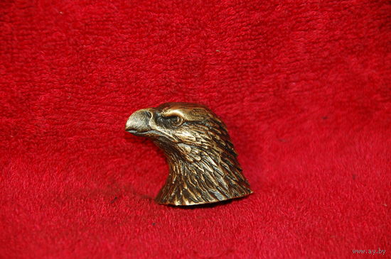 Декоративное навершие - голова орла , бронза