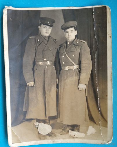 Фото двух военных. 1946 г. 12х15.5 см