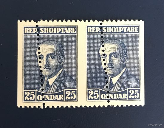 БРАК! Перфорация по центру марки. Албания 1925 год Пара Марок Стандарт Известные люди Президент Ахмед Зогу Сцепка 2 марки Mi:138A Чистые