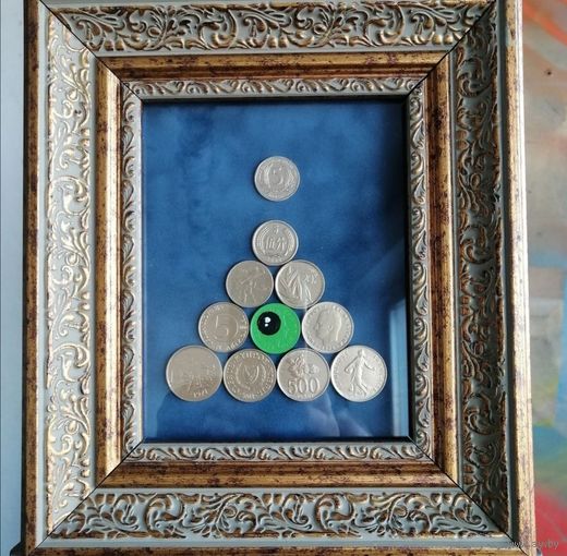 "Пирамида зелёного ока" -  Декоративное панно из монет мира. 24 x 27,5 см Символизм/Современное искусство