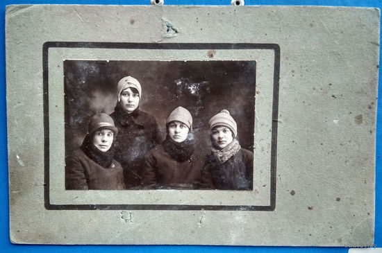 Фото группы девушек. 1920-е. На паспарту.