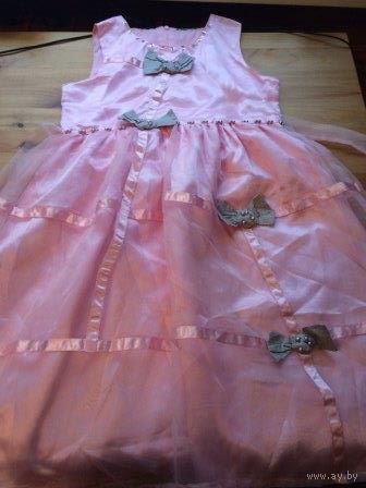 Воздушное платье на 10-12 лет примерно. Очень нежное, розовое. Замеры: длина 84 см, ПОгруди 39 см. Хорошее состояние.