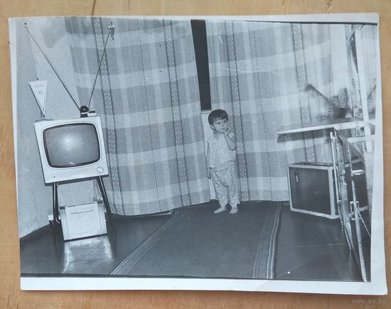 Фото ребенка в комнате. 1970-е. 10.5х14 см