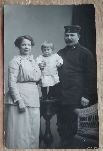 Фото немецкого военного с семьей. 1 мировая война. 1914-15 г. 10х15 см
