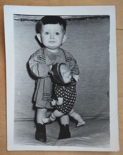 Фото ребенка с куклой. 1970-е г. 9х12 см